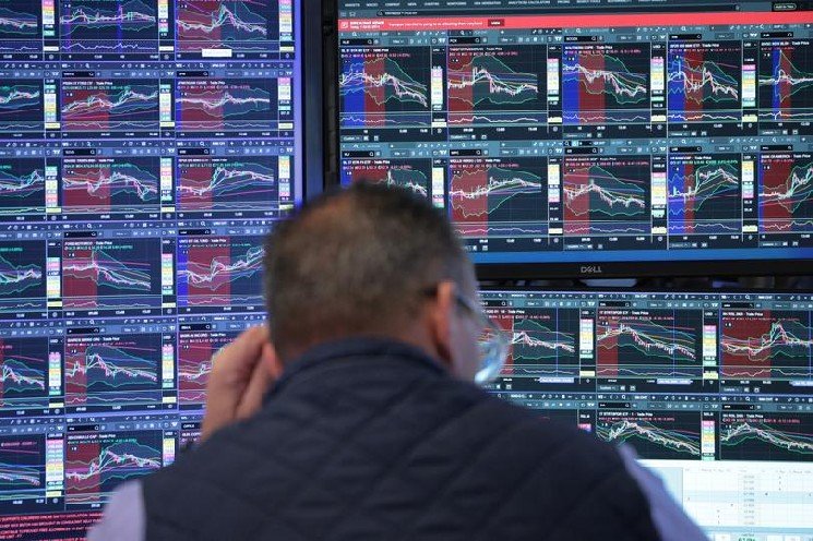 Bitcoin analysts predict $300,000–$500,000 price in 2029. The math says no