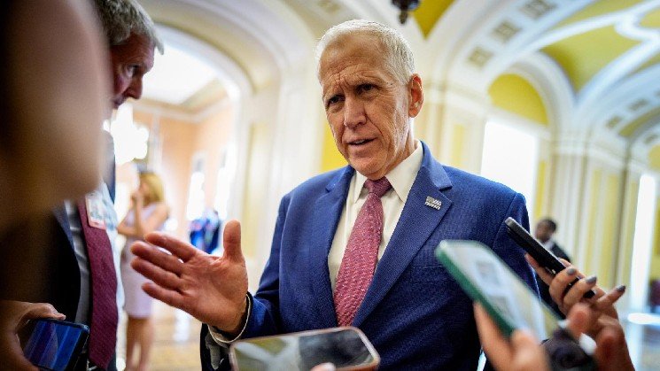 Senators said to hatch idea to toughen Trump's concession on Clarity Act's crypto limits