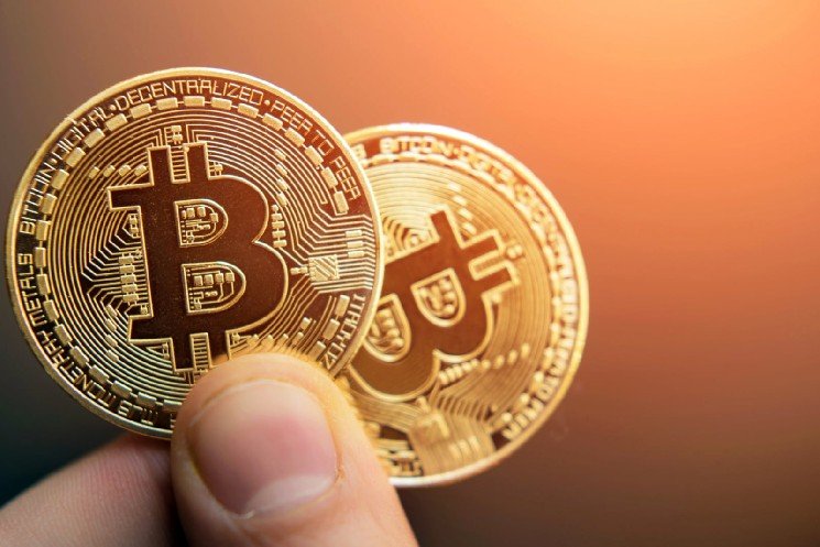 'Head & Shoulders' Pattern Appears on Bitcoin Price Chart: Why $67,200 Is Key Level to Watch Next