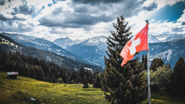 Swissquote cuts full-year guidance as 1H crypto income plunges, shares slide