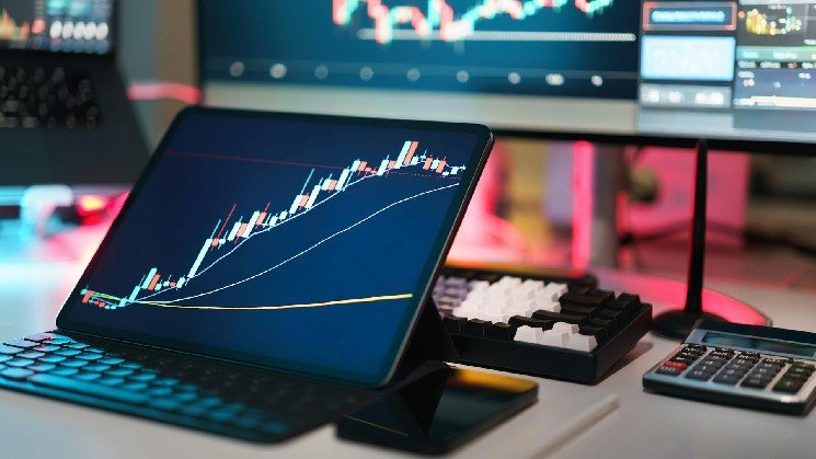 XRP traders bet on a rebound as price slips to $1 and bearish chatter surges