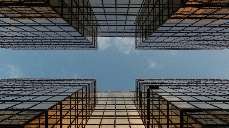 Crypto Long & Short: Tokenized equities: the model underneath the trade