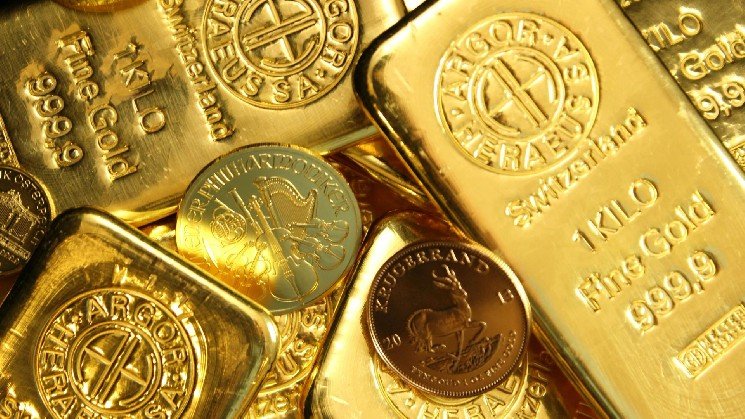 Bitcoin is outperforming stocks and correlating with gold just when it matters most