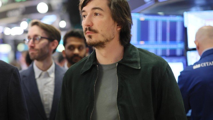 Robinhood’s CEO Vlad Tenev fires back at AMC CEO in escalating fight over stock tokens