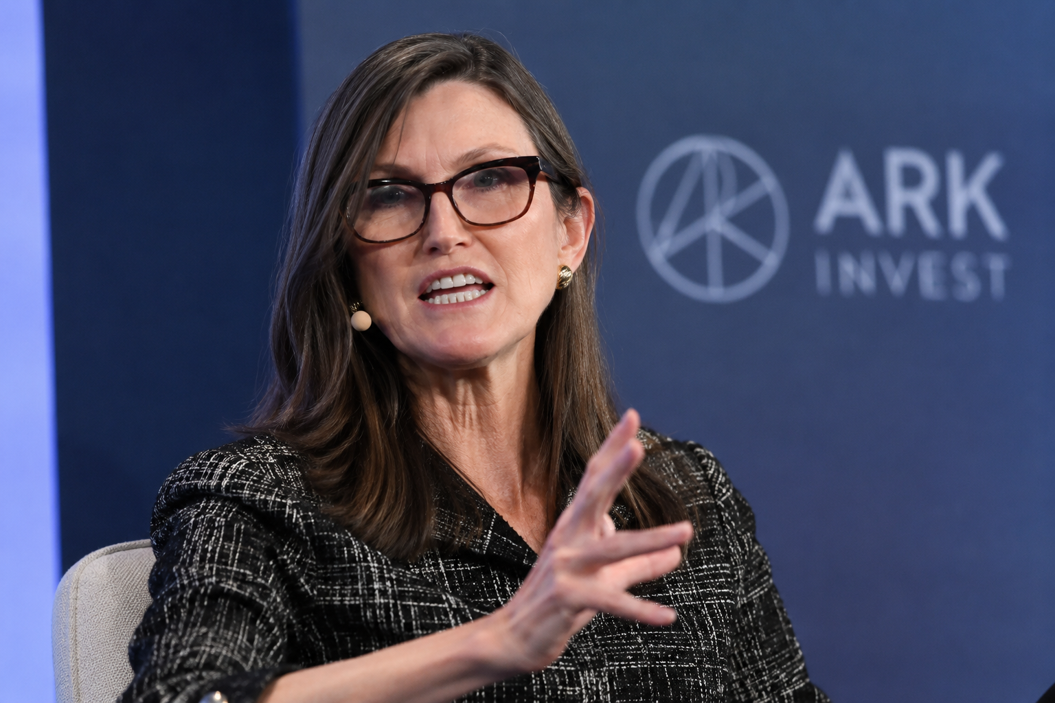 Why is Cathie Wood buying Meta stock and selling Alphabet shares?