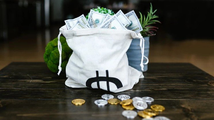 Governments Face Bitcoin Advocates as Debt Concerns Rise